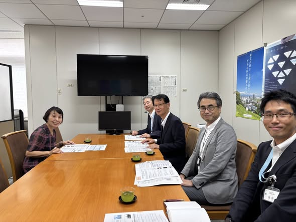 【東京都の佐藤総務局長、石橋次長らと語り合った大学院で学ぶことの意義と支援の必要性】 【東京都の佐藤総務局長、石橋次長らと語り合った大学院で学ぶことの意義と支援の必要性】