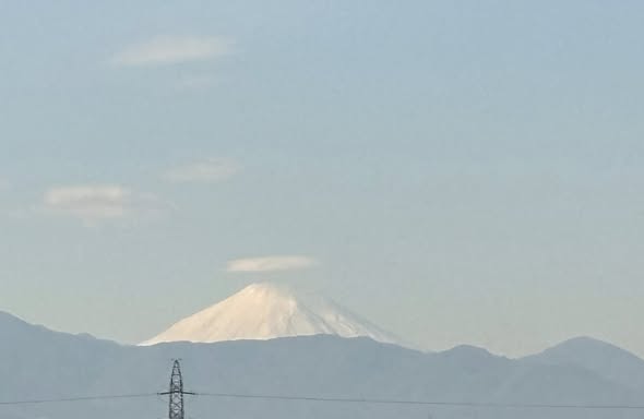 【寒太郎の季節の到来】〜富士の傘雲と、月に寄り添う星に願いを〜 【寒太郎の季節の到来】〜富士の傘雲と、月に寄り添う星に願いを〜