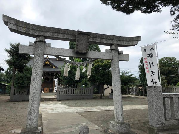 三鷹市の新川天神社の神殿脇の２つの祠、小さな殿舎。