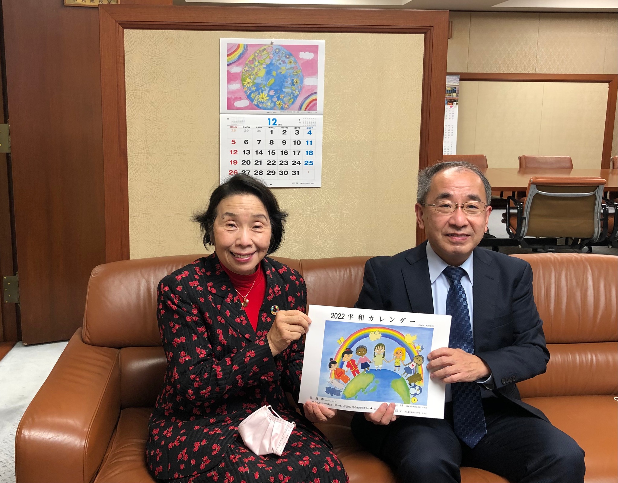 三鷹市平和カレンダーを全国市長会稲山博司事務総長にお届けしました。
