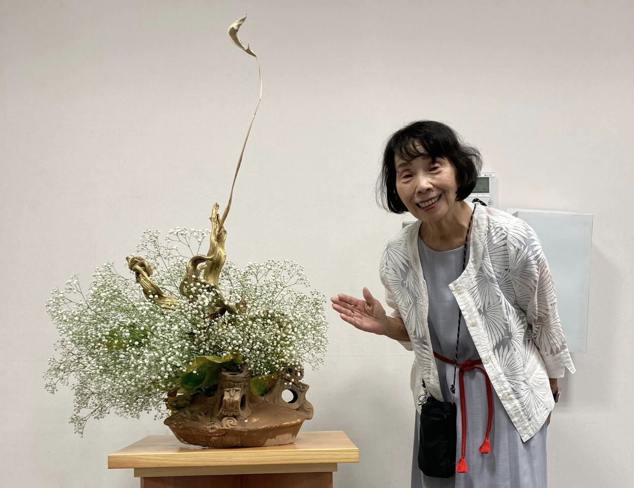 三鷹市芸術文化協会創立50周年記念合同作品展で縄文式土器にいけた生け花を鑑賞しました。