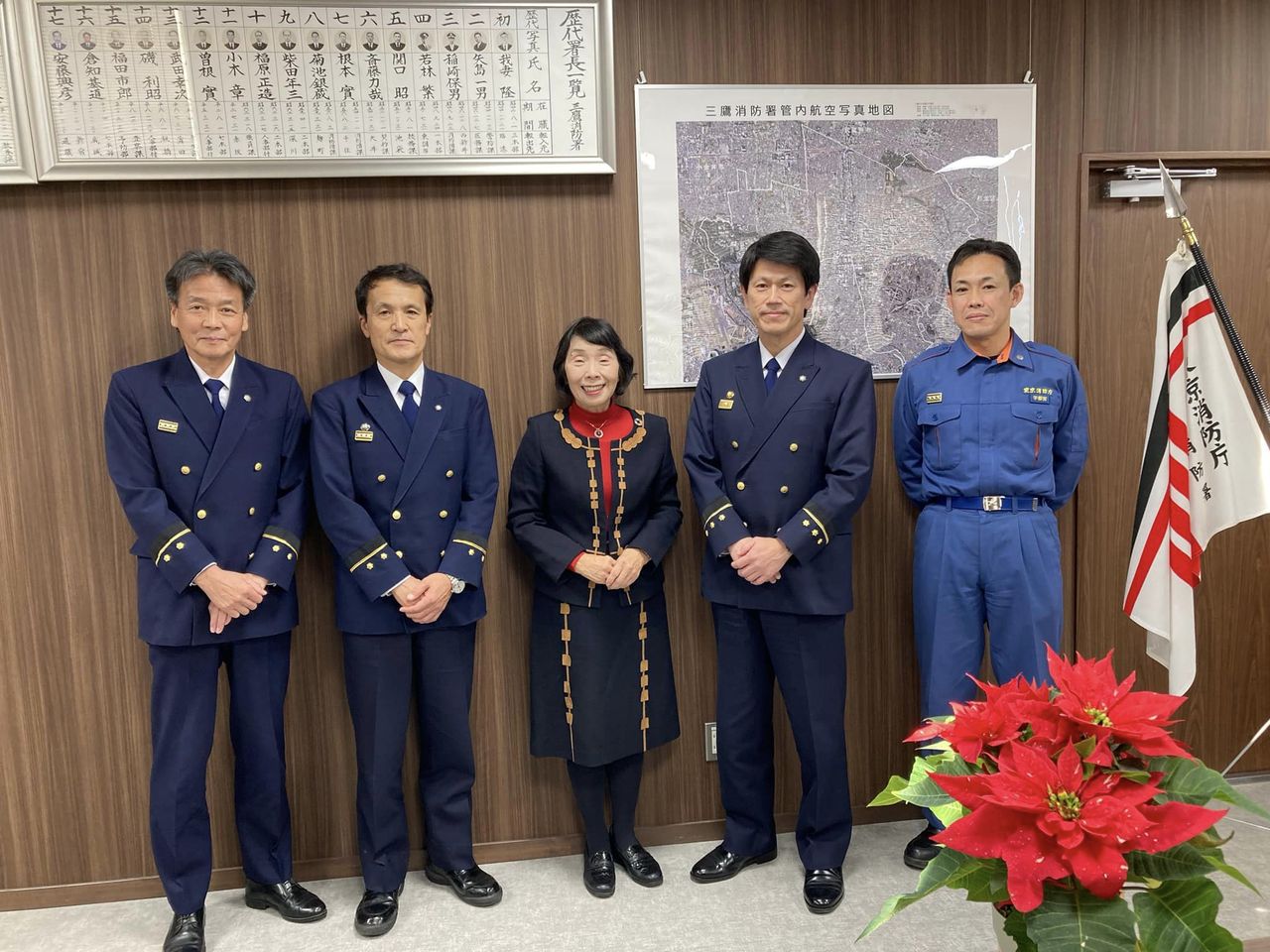 東京消防庁三鷹消防署の高橋公也署長、飯島一浩副署長らを訪問し対話しました