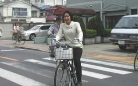 自転車に乗る市長