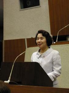 定例議会で答弁する市長 初の定例議会で答弁する市長