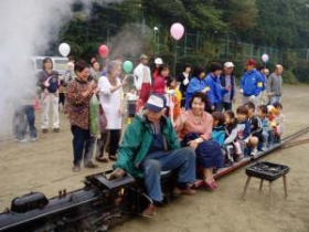 ミニSLに乗る市長と子どもたち ミニSLに乗る市長と子どもたち