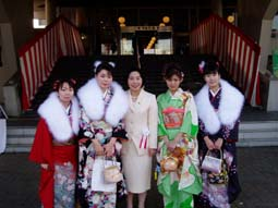 成人を迎えられたみなさんと市長 成人を迎えられたみなさんと市長
