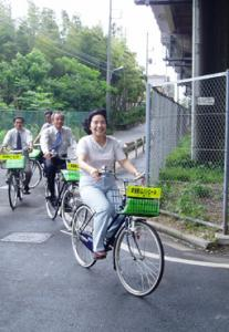 自転車にのる清原市長