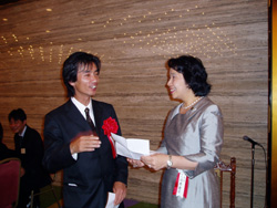 受賞者の志賀泉さんと清原市長 受賞者の志賀泉さんと清原市長