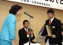 感謝状贈呈の様子1 感謝状贈呈の様子1