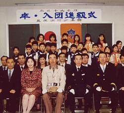 卒・入団進級式にて元気な子どもたちとの集合写真 卒・入団進級式にて元気な子どもたちとの集合写真
