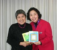 絵本と紙芝居作家のまついのりこさんと清原市長 絵本と紙芝居作家のまついのりこさんと清原市長