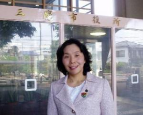 市役所正面玄関の前にて 市役所正面玄関の前にて