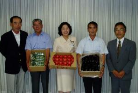 三鷹市野菜生産組合の皆さんと清原市長 三鷹市野菜生産組合の皆さんと清原市長