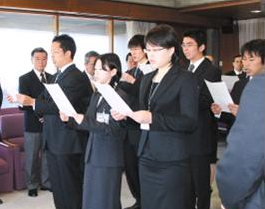 13名の新入職員が自治基本条例の遵守を宣誓 13名の新入職員が自治基本条例の遵守を宣誓