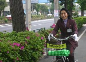 自転車に乗って市内を回る清原市長