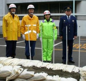 右から齋藤警察署長、市長、高橋消防署長、石井消防団長