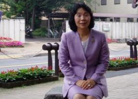 市役所前のベンチに腰掛ける清原市長 市役所前のベンチに腰掛ける清原市長