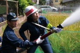 「放水」訓練をする清原市長 「放水」訓練をする清原市長