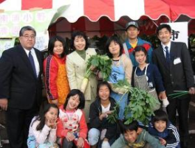 JA東京むさし青壮年部部長・市立南浦小学校の皆さんと清原市長 JA東京むさし青壮年部部長・市立南浦小学校の皆さんと清原市長