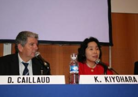 フランスの全国市長会で報告する清原市長 フランスの全国市長会で報告する清原市長
