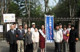 井の頭公園駅前にて