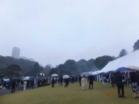 雨にけむる会場風景