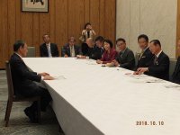 2018年10月10日菅義偉官房長官を訪問し全国公立学校施設整備期成会の一員として対話